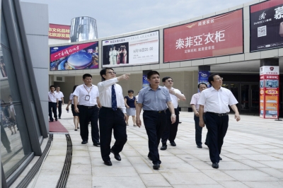 促進(jìn)粵東西北地區(qū)振興發(fā)展2015年度評估考核組視察桃花水母大劇院